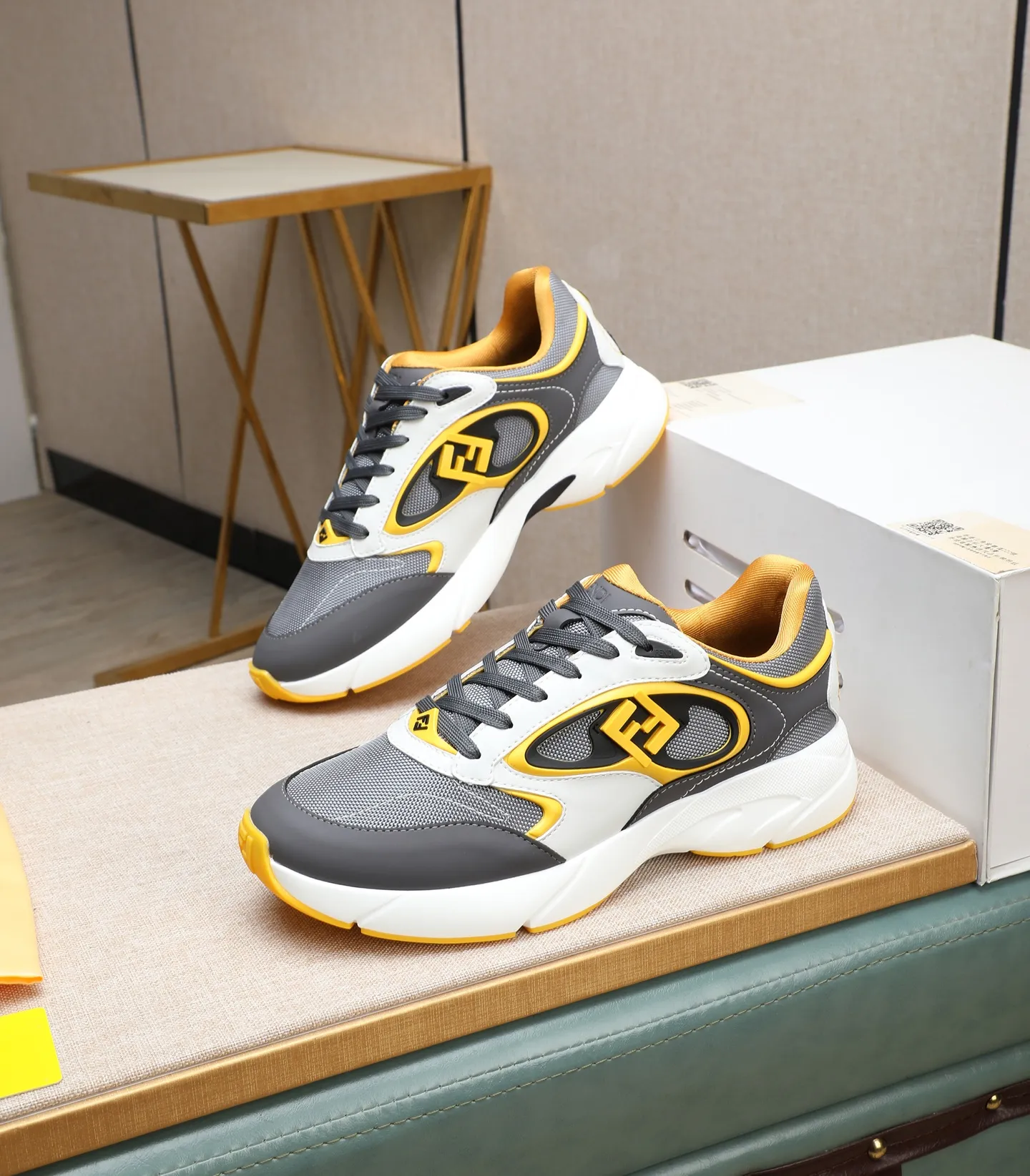 Ex-factory price 760 (high version) [Fendi] Fendi’s latest casual shoes for men! Available at counters simultaneously! A one-to-one replica of the original. Made entirely of imported top-grain calfskin, the interior is made of top-grain water-dyed cowhide, and the original factory-supplied rubber outsole. Leading new fashion concepts. Matching code: 39-44. 38.45 can be customized and cannot be returned or exchanged!